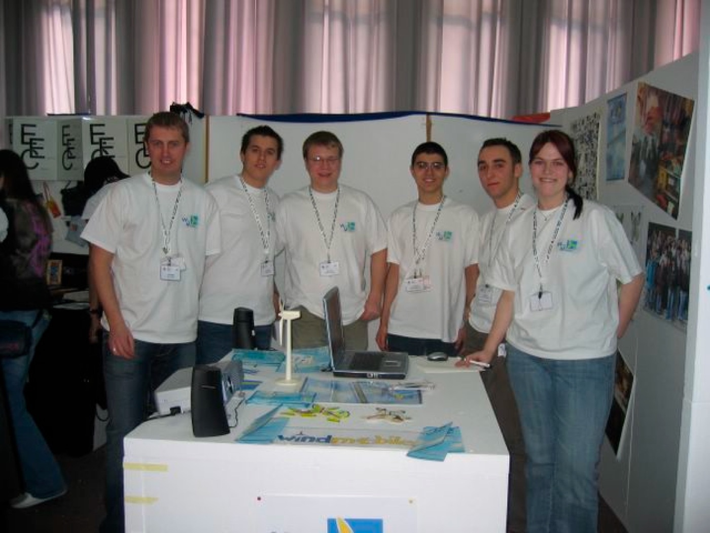 Das Gründungsteam 2005/06 am Messestand