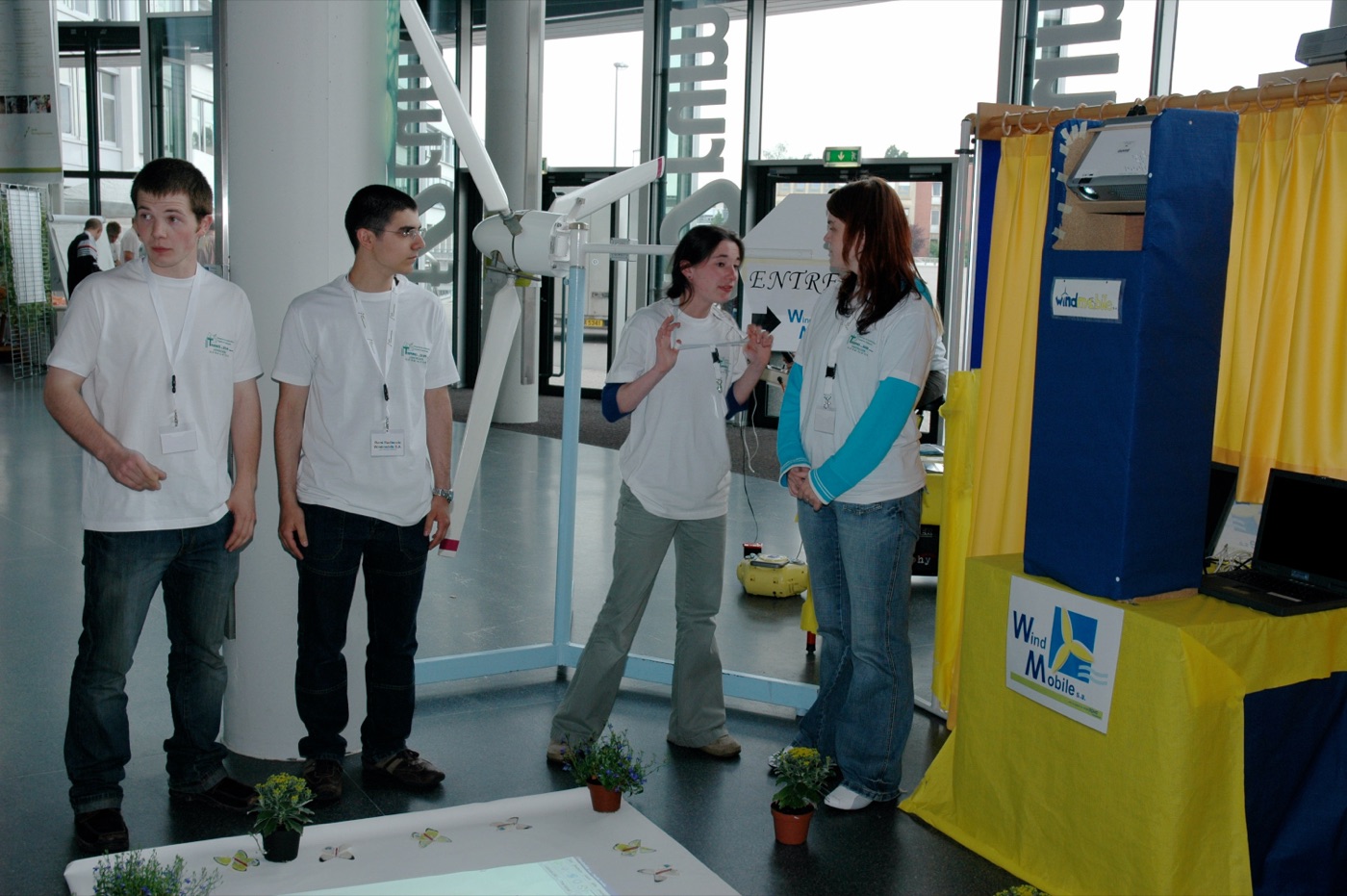 Wettbewerb der Mini-Entreprises in Luxemburg: Präsentation am Stand, 18.5.2006