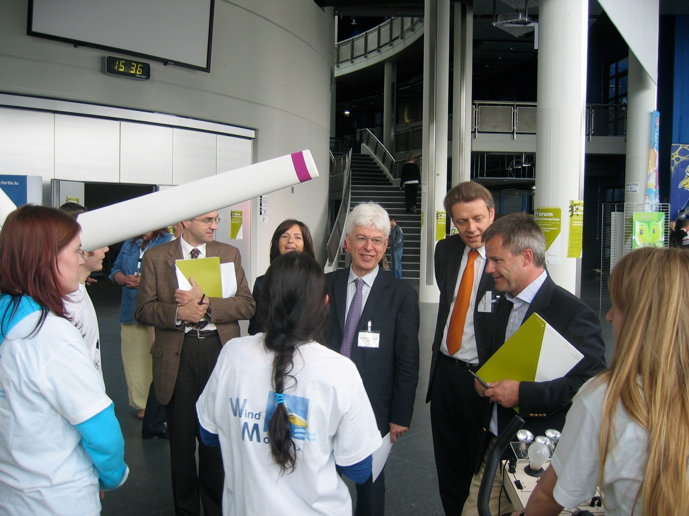 Die Jury des Wettbewerbs der Mini-Entreprises in Luxemburg am Stand
