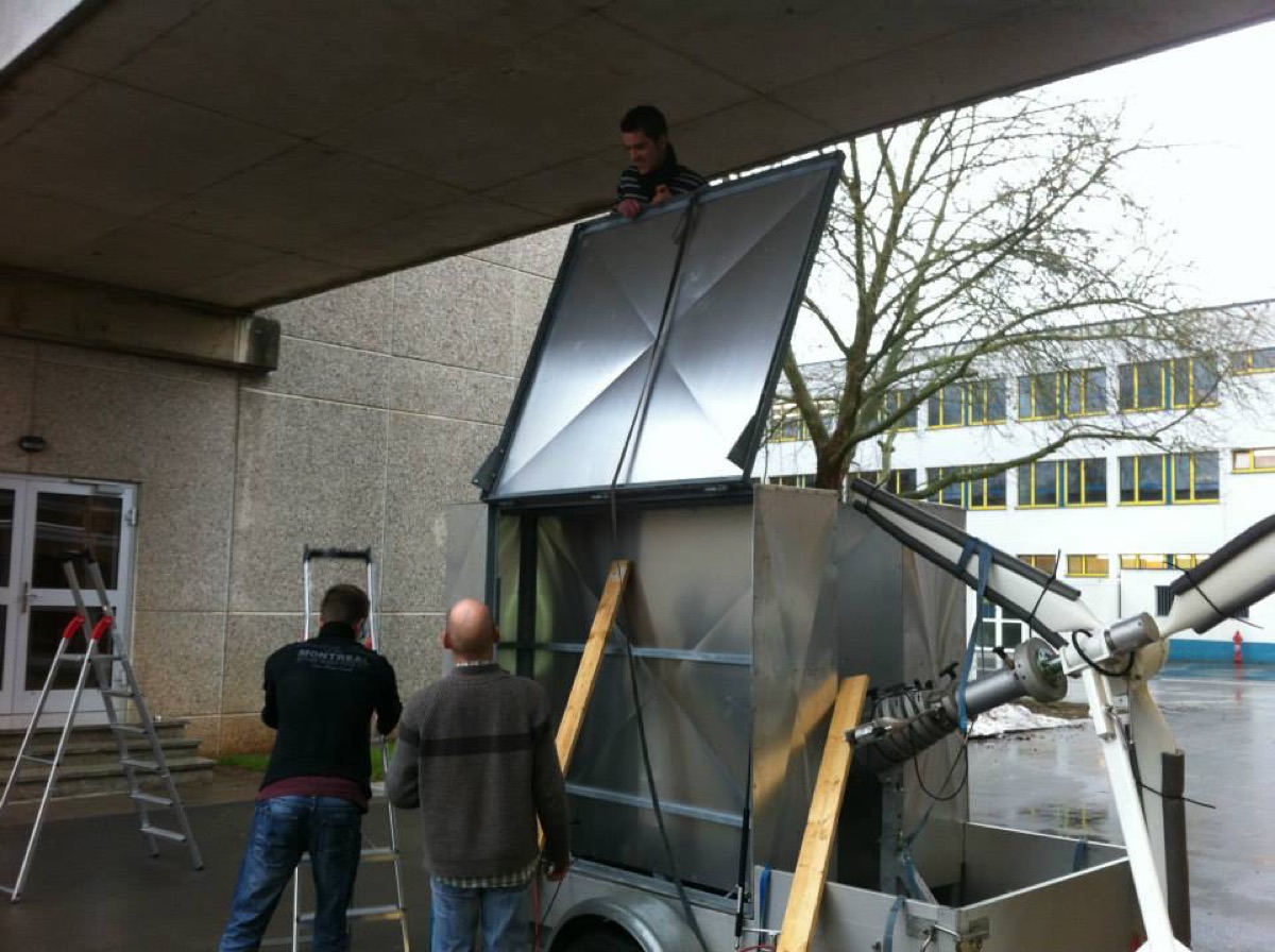Aufbau der Photovoltaik am mobilen Windrad