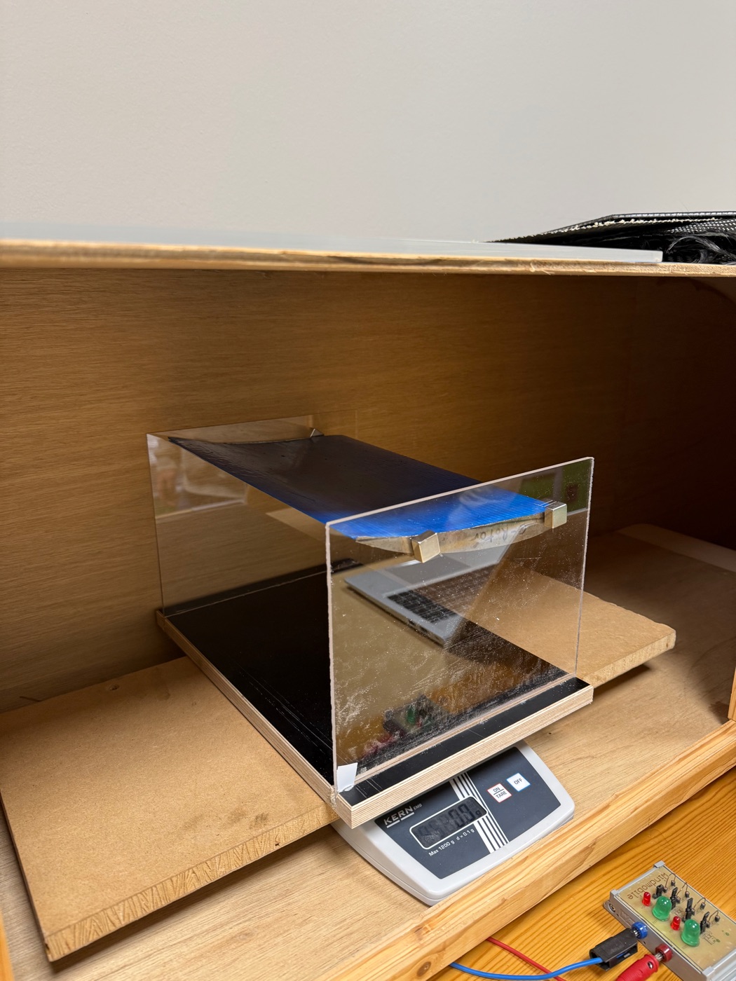 Flügelprofil in der Plexiglas-Messstrecke auf der Waage